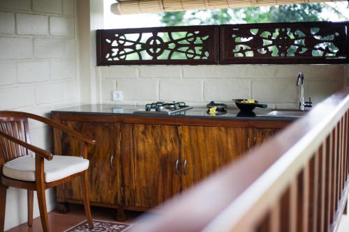 Virtuvė arba virtuvėlė apgyvendinimo įstaigoje Munari Resort Ubud