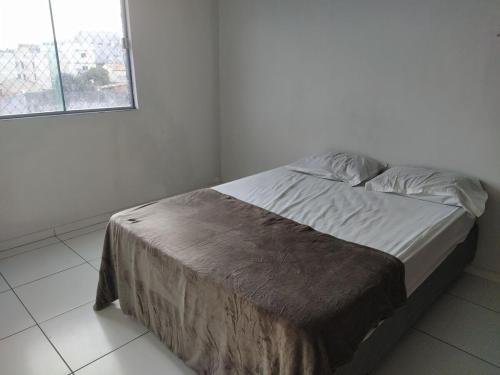 ヴィトリア・ダ・コンキスタにあるApartamento 305 Encantador Centro de Conquistaの窓付きの白いベッドルームのベッド1台