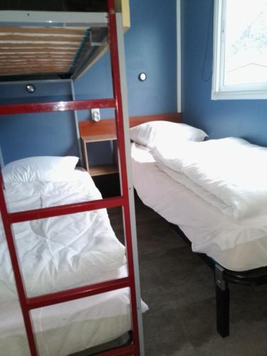 une chambre avec trois lits superposés et une échelle dans l'établissement ROEVMi, à Gère-Belesten