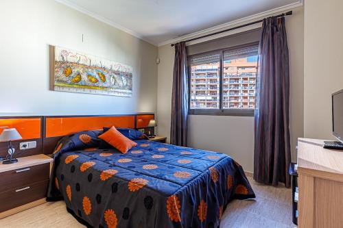 a bedroom with a bed and a window at Apartamento en Villajoyosa Benidorm con Gimnasio y Spa in Villajoyosa