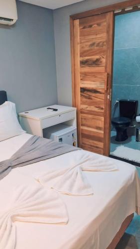 Ένα ή περισσότερα κρεβάτια σε δωμάτιο στο Milos Hotel Icaraizinho