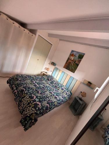 - une chambre avec un lit dans l'établissement Appartement proche Lydia à deux pas des déferlantes et de la grande plage, au Barcarès