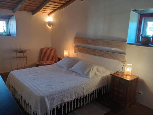 une chambre avec un lit, une chaise et une fenêtre dans l'établissement Monte do Vale, à Vila Boim