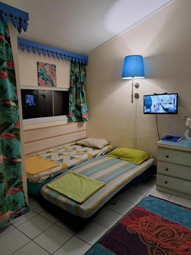 Postel nebo postele na pokoji v ubytování STUDIO FONCTIONNEL dans HOTEL CARAYOU SPA PISCINES