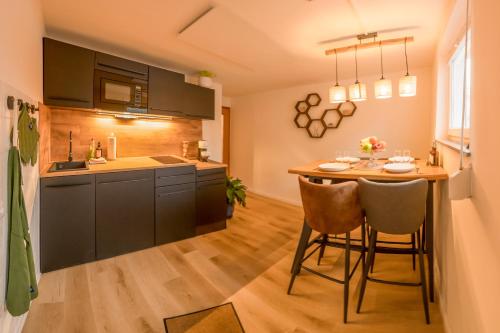 eine Küche mit Tisch und Stühlen in einem Zimmer in der Unterkunft Souterrain Wohnung mit Parkplatz Nähe Phantasialand und Köln, Top Therme in Euskirchen, Eifel erleben in Weilerswist