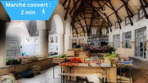 un marché avec des fruits et légumes exposés dans un bâtiment dans l'établissement Studio cosy coeur du Touquet proche plage - Wifi, à Le Touquet-Paris-Plage