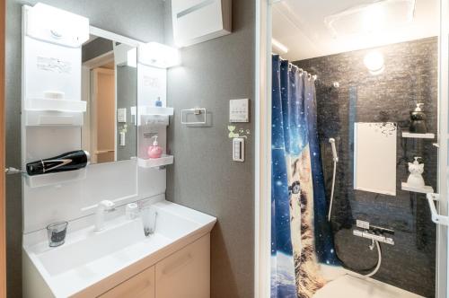 a bathroom with a sink and a shower at TOKYO SKYTREE Cat house 押上駅徒歩6分 浅草 in Tokyo