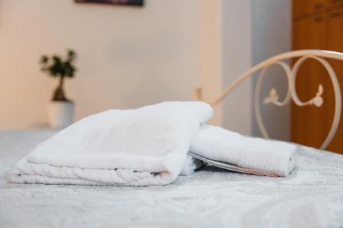 Dos toallas encima de una cama. en Dimora Teresa, en San Pietro Vernotico