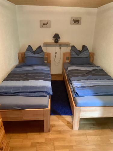 two twin beds in a room withthritisthritisthritisthritisthritisthritisthritisthritisthritis at Ferienwohnung Brustmann in Teisendorf