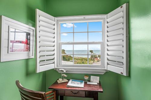 an office with a window and a desk with a desk at Windemere Inn by the Sea in Melbourne