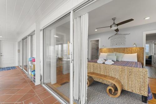 Katil atau katil-katil dalam bilik di Oceanfront Oasis Beach House - Pet Friendly