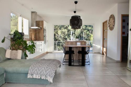 un salon avec une table et un canapé dans l'établissement Villa neuve avec piscine, à Porto-Vecchio