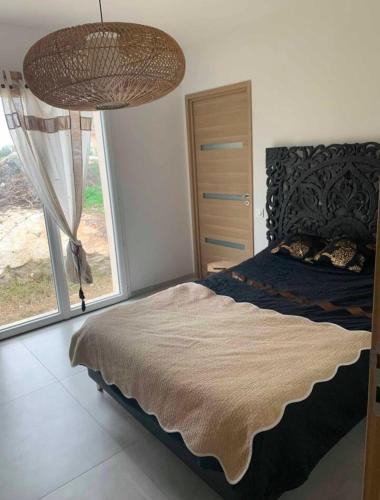 une chambre avec un lit et une grande fenêtre dans l'établissement Villa neuve avec piscine, à Porto-Vecchio