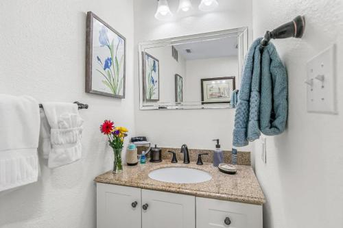 a bathroom with a sink and a mirror at Windemere Inn by the Sea in Melbourne