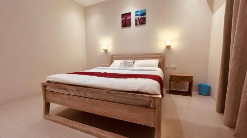 a bedroom with a bed in a room at Villa Palmeras - 4 Bedrooms AC Modern Luxury Villa in Phoenix