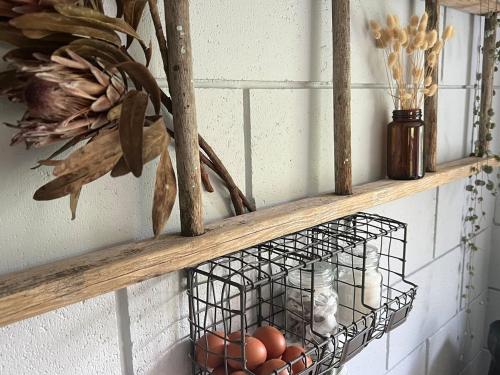 ein Regal mit Eiern in einem Korb darauf in der Unterkunft Charming Rural Farm Cottage NOT Two bedrooms in Eureka
