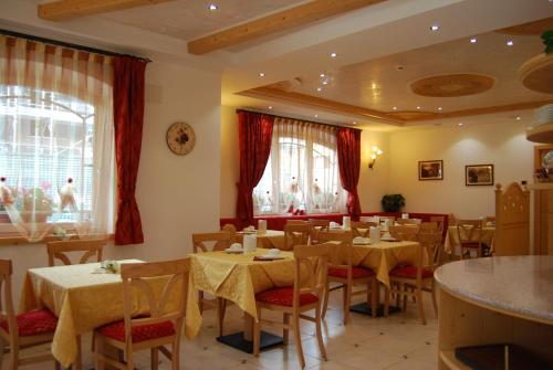 En restaurant eller et andet spisested på Hotel Garni Arnica