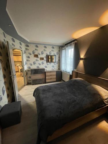 une chambre avec un grand lit dans une pièce dans l'établissement Appartement en résidence, à La Chaussée-Saint-Victor