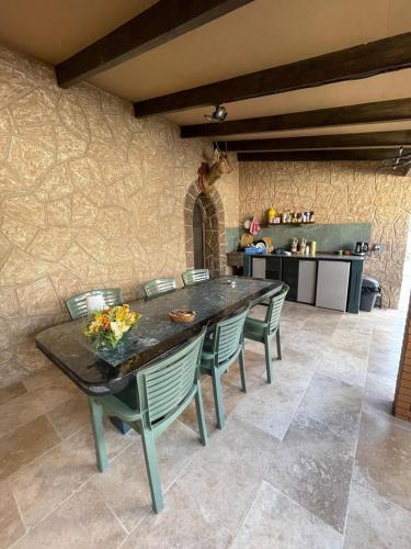 une salle à manger avec une table et des chaises et une cuisine dans l'établissement Appartement en résidence, à La Chaussée-Saint-Victor