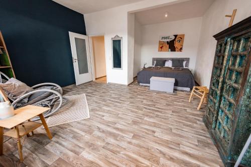 a room with a bed and a table and chairs at ME LIVING Ferienhaus 130qm Lemgo Zentrum in Lemgo