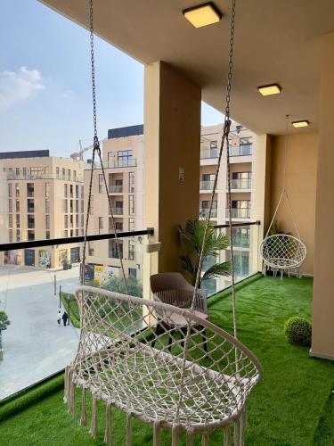 Sleeps 5, Luxe Apartment in Al Mamsha, Sharjah