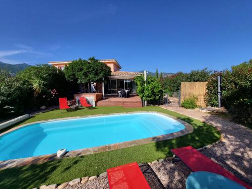 une piscine dans la cour d'une maison dans l'établissement Villa Lolotte - Lecci, à Lecci