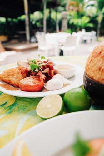 un piatto di cibo con gamberetti e un panino su un tavolo di Sands of Rarotonga Hotel ad Avarua
