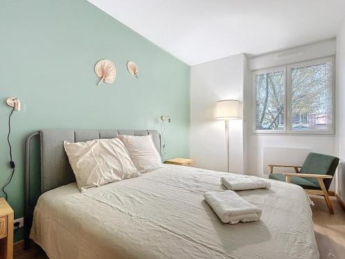 une chambre avec un lit avec deux serviettes dessus dans l'établissement Bubbles & Lights, à Épernay