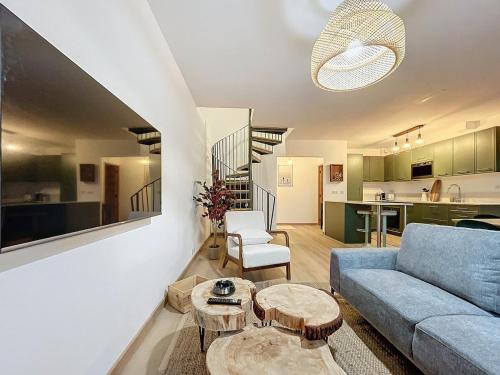 un salon avec un canapé et une table dans l'établissement Bubbles & Lights, à Épernay