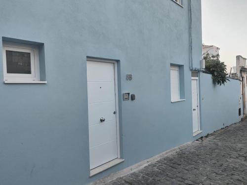 un edificio blu con una porta bianca su una strada di Coqueto Apartamento centro en Icod de los Vinos a Icod de los Vinos