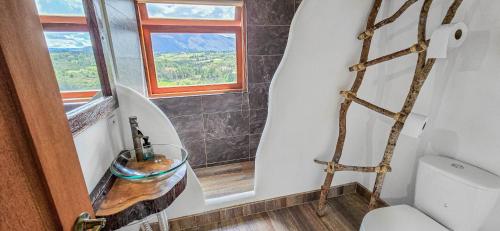 Ένα μπάνιο στο Habitación con vista en Refugio Alcazaba