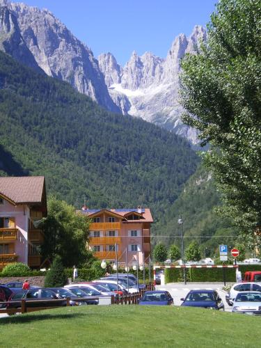 Fotografie z fotogalerie ubytování Hotel Garni Arnica v destinaci Molveno