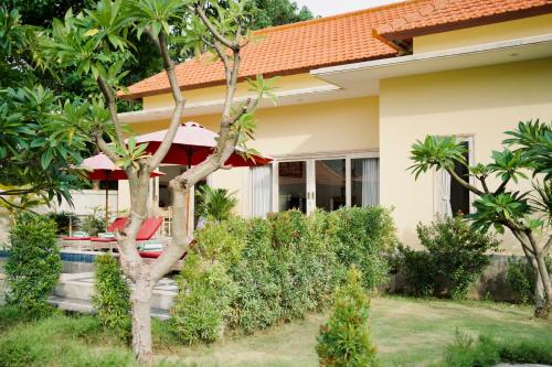 a house with a garden and a resort at AMED SUBALI VILLA in Amed