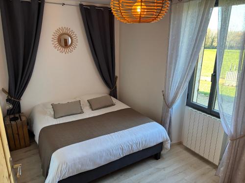 Postel nebo postele na pokoji v ubytování Maison de charme avec piscine chauffée