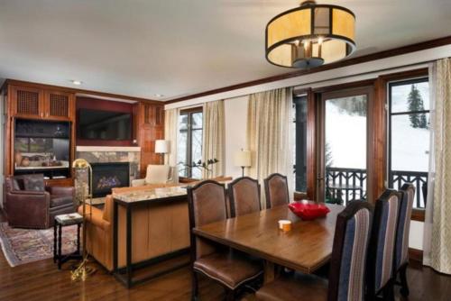 ein Wohnzimmer mit Tisch und Stühlen und ein Esszimmer in der Unterkunft Aspen Ritz Carlton 2 Bedroom Residence Club Condo in Aspen