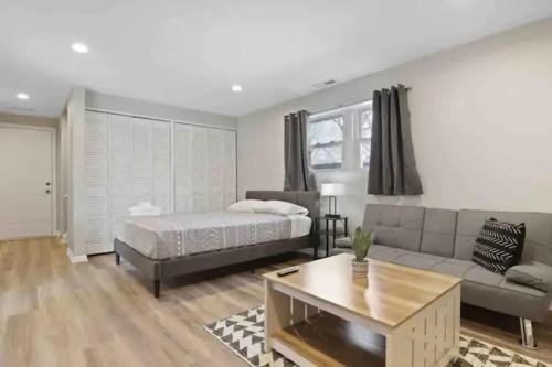 Una cama o camas en una habitación de Tranquility 4BR Schaumburg