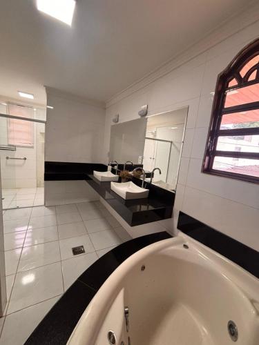 Ένα μπάνιο στο Casa com 4 quartos e hidro, garagem 4 carros