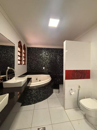 Ένα μπάνιο στο Casa com 4 quartos e hidro, garagem 4 carros