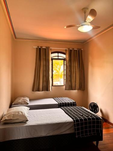 Ένα ή περισσότερα κρεβάτια σε δωμάτιο στο Casa com 4 quartos e hidro, garagem 4 carros