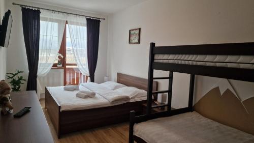 Ένα ή περισσότερα κρεβάτια σε δωμάτιο στο Apartmán Martius Veľká Lomnica