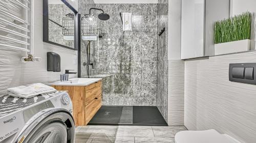 Ένα μπάνιο στο Apartament z prywatnym jacuzzi - Źródło Izery przy gondoli VIP Sauna, Siłownia, Bawialnia by Royal Aparts