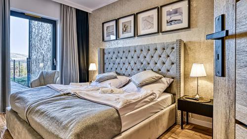 Ένα ή περισσότερα κρεβάτια σε δωμάτιο στο Apartament z prywatnym jacuzzi - Źródło Izery przy gondoli VIP Sauna, Siłownia, Bawialnia by Royal Aparts
