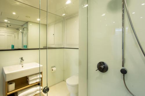 A bathroom at The Z Hotel Gloucester Place 