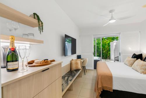 Un ou plusieurs lits dans un hébergement de l'établissement Elysium Private Apartments at Beach Club & Spa