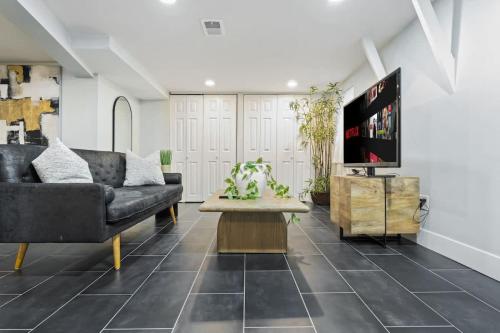 Μια τηλεόραση ή/και κέντρο ψυχαγωγίας στο Oak Park 5bd 2bth sleeps 11 with 3 private parking