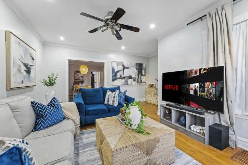 Χώρος καθιστικού στο Oak Park 5bd 2bth sleeps 11 with 3 private parking
