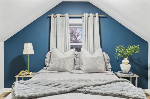 Ένα ή περισσότερα κρεβάτια σε δωμάτιο στο Oak Park 5bd 2bth sleeps 11 with 3 private parking