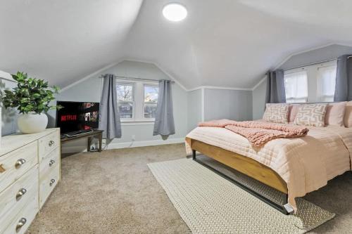 Ένα ή περισσότερα κρεβάτια σε δωμάτιο στο Oak Park 5bd 2bth sleeps 11 with 3 private parking