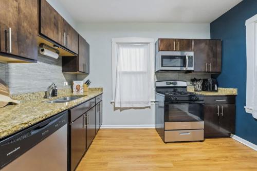 Η κουζίνα ή μικρή κουζίνα στο Oak Park 5bd 2bth sleeps 11 with 3 private parking