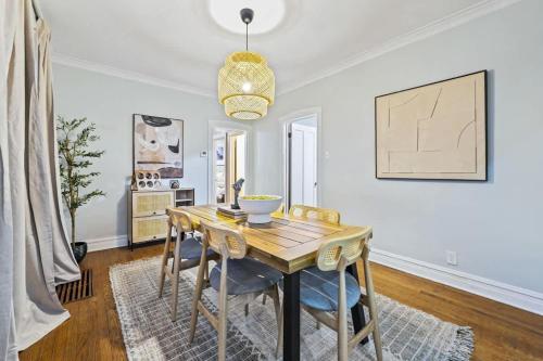 Φωτογραφία από το άλμπουμ του Oak Park 5bd 2bth sleeps 11 with 3 private parking σε Oak Park